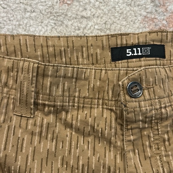 5.11 Tactical Aramis Camo 10" Short in Patterned Khaki Size 44 - Picture 4 of 5
